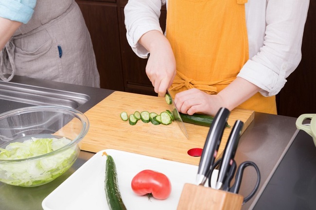 野菜を切る女性