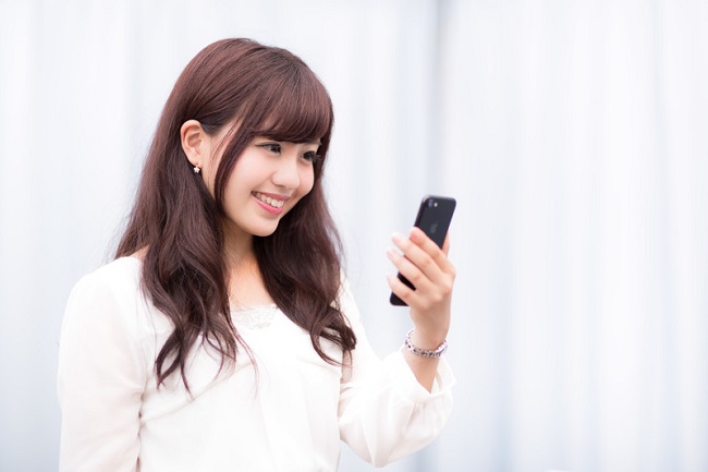 携帯を見る女性