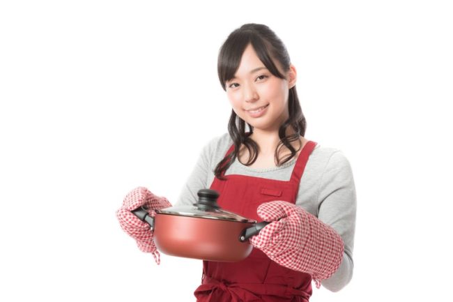 鍋を持つ女性
