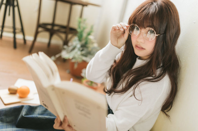 読書中の女性
