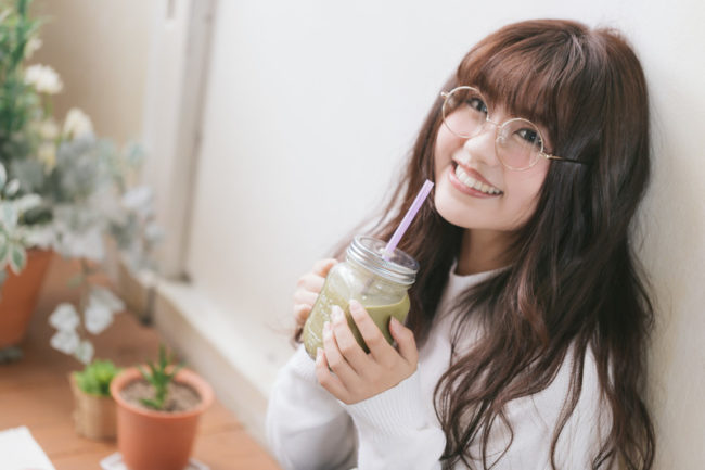 ジュースを飲む女性