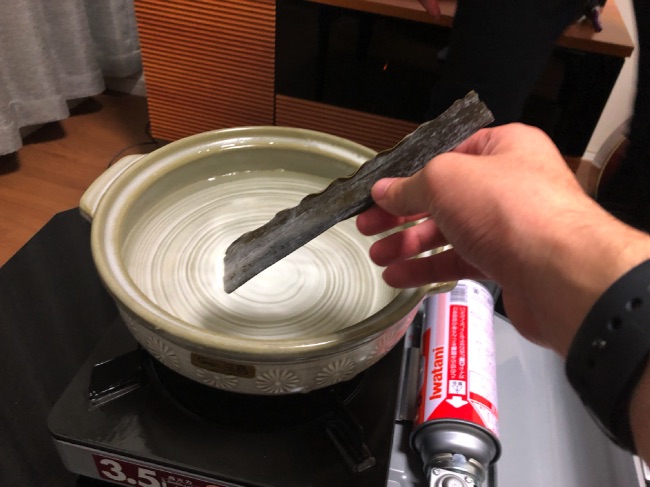 北釧水産のカニしゃぶ昆布を鍋に投入