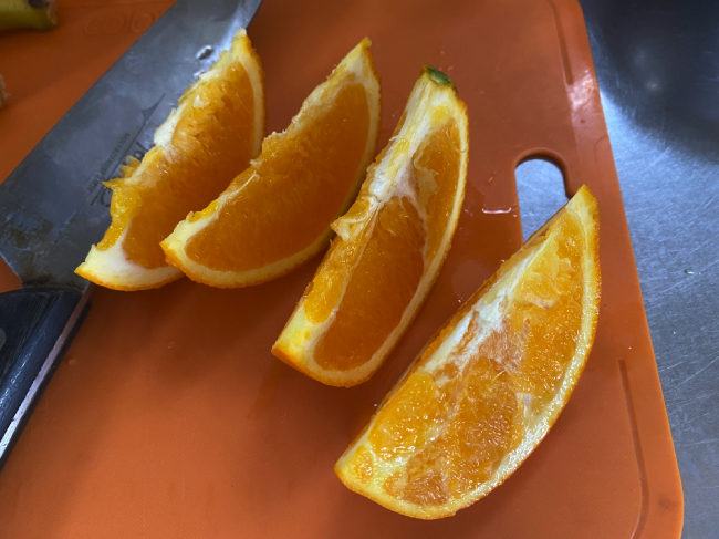 ココノミのオレンジを切り分けた